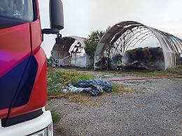 Incendio di rotoballe, vigili del fuoco impegnati per ore