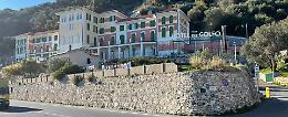 L’Hotel del Golfo nel mirino: «Ma dove sono i bilanci?»
