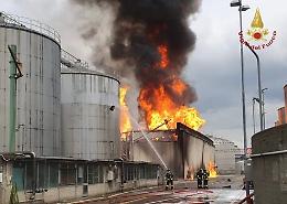 Vasto incendio in una distilleria a Faenza