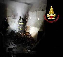 Legnaia a fuoco nella notte, nessun ferito o intossicato