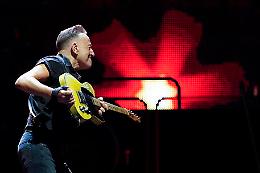 Sui social è alta la polemica, 'fermate il live di Springsteen'