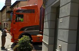 Tir entra in paese e quasi si incastra in una via