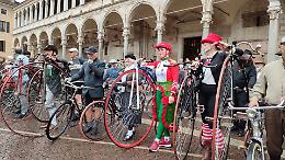 Ivca World Rally, la Gran Parade dei velocipedi antichi batte anche la pioggia