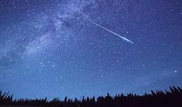 Bolidi luminosi caduti nel corso della notte, è caccia al meteorite