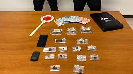 Trovato a spacciare fuori da scuola, 18enne ai domiciliari