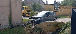 Perde il controllo dell'auto e si schianta contro un muretto, 62enne ferita