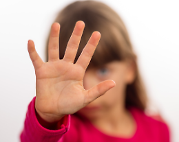 I bimbi abusati invecchiano prima: la violenza lascia segni sul Dna