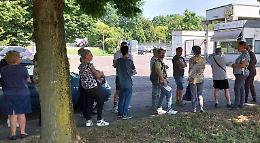 Rifiuti, in coda per i sacchi: errori e tanta rabbia