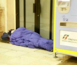 Sessantenne dorme in stazione, cittadini mobilitati