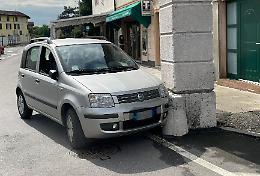 Colto da malore alla guida, con l'auto finisce contro le porte di accesso alla città