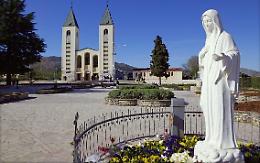 Minibus con a bordo pellegrini cremaschi diretti a Medjugorje tampona camion