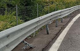 Guardrail sfondato e mai più riparato, la Paullese a rischio