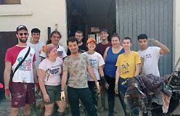 Alluvione, studenti con i piedi nel fango: «Faenza ora nei nostri cuori»