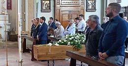 Lacrime e ricordi per l'ultimo saluto a Tiziana