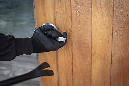 Entra in un appartamento forzando la porta, per lui divieto di dimora in tutta la provincia