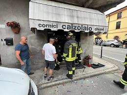 Sta male mentre guida e l'auto finisce dentro il negozio di calzolaio: due feriti