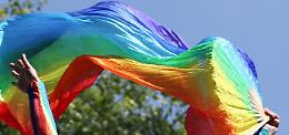 Già in migliaia in piazza a Roma per il Pride delle polemiche