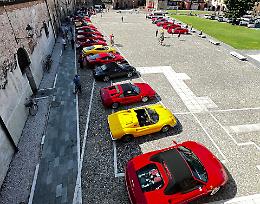 Le Ferrari colorano piazza d’Armi
