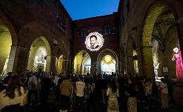 Nella città che s’illumina echi di storia e  di musica