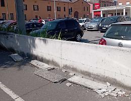 Vandali in azione nel parcheggio del market in via Brescia