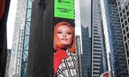 Raffaella Carrà, omaggio a Times Square per il suo compleanno