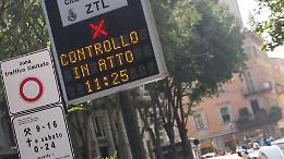 Mascherina chirurgica davanti alla targa per entrare in Ztl