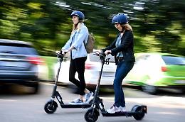 Monopattini e bici elettriche: a settembre via al noleggio