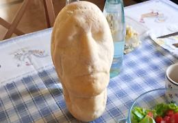 Panini con il volto di Piero Manzoni all'expo dedicata al grande artista