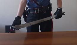 In giro di notte con un machete, 46enne denunciato dai carabinieri