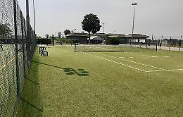 Adesso tutti giocano a padel. Campo da tennis sacrificato