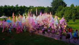 Color run, oltre 200 persone in un'esplosione di colori 