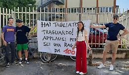 Maturità, spumante e farina per festeggiare al grido di «è finita!»