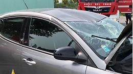 Esce di strada e si ribalta con l'auto, paura per una 63enne