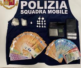 Spacciatore gestiva un fiorente mercato della droga, 30enne arrestato dalla polizia