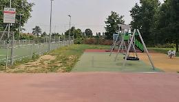  Svastica e simbolo fallico incisi sulla pavimentazione del nuovo parco giochi inclusivo