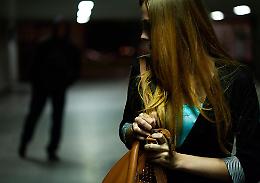 Stalker molesta ripetutamente una donna e l&rsquo;uomo che crede essere il suo amante