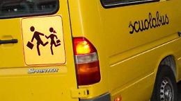 Bloccò lo scuolabus per venti minuti, papà assolto
