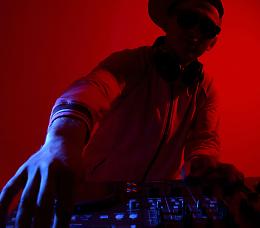 Musica e proteste. La notte dei deejay nella bufera