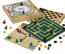 Serata in biblioteca con giochi da tavolo