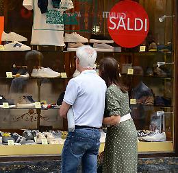 Shopping: «Caccia all’affare, l’estate dei saldi sfida il carovita»