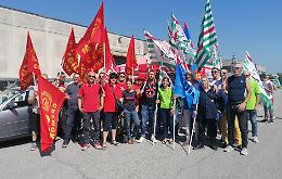 La protesta. Presidio davanti allo stabilimento della IP Cleaning Soteco