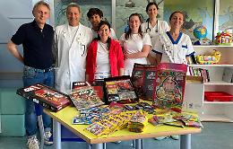 Pediatria, donati da Bi.Genitori giochi e passatempo per i bambini ricoverati