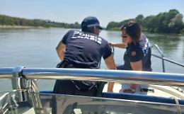 Imbarcazione alla deriva con due persone a bordo, intervento della polizia provinciale 