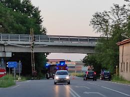 Si stacca una canalina dal cavalcavia della tangenziale