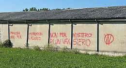 Scritte no vax al cimitero di Chiavenna Landi, indagano i carabinieri