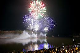Fuochi d'artificio, sul Po è spettacolo