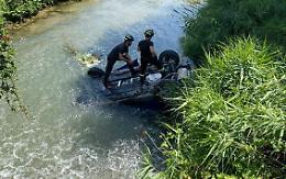 In fuga dai carabinieri ad alta velocità: finiscono con l'auto capovolta in un canale