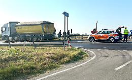 Gasolio sulla strada, asfalto liquefatto: Padana Inferiore a senso alternato