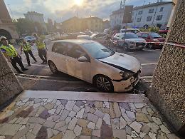 Perde il controllo dell'auto in porta Po e finisce contro le colonne del portico