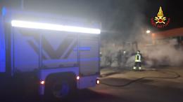 Ruspa a fuoco nel cortile di una ditta che vende e ripara macchinari per cantieri
